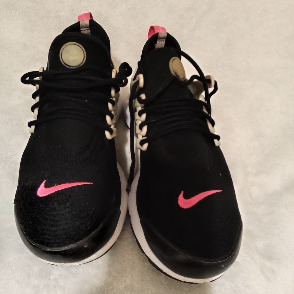Nike Presto Women's Black and Pink Sneakers